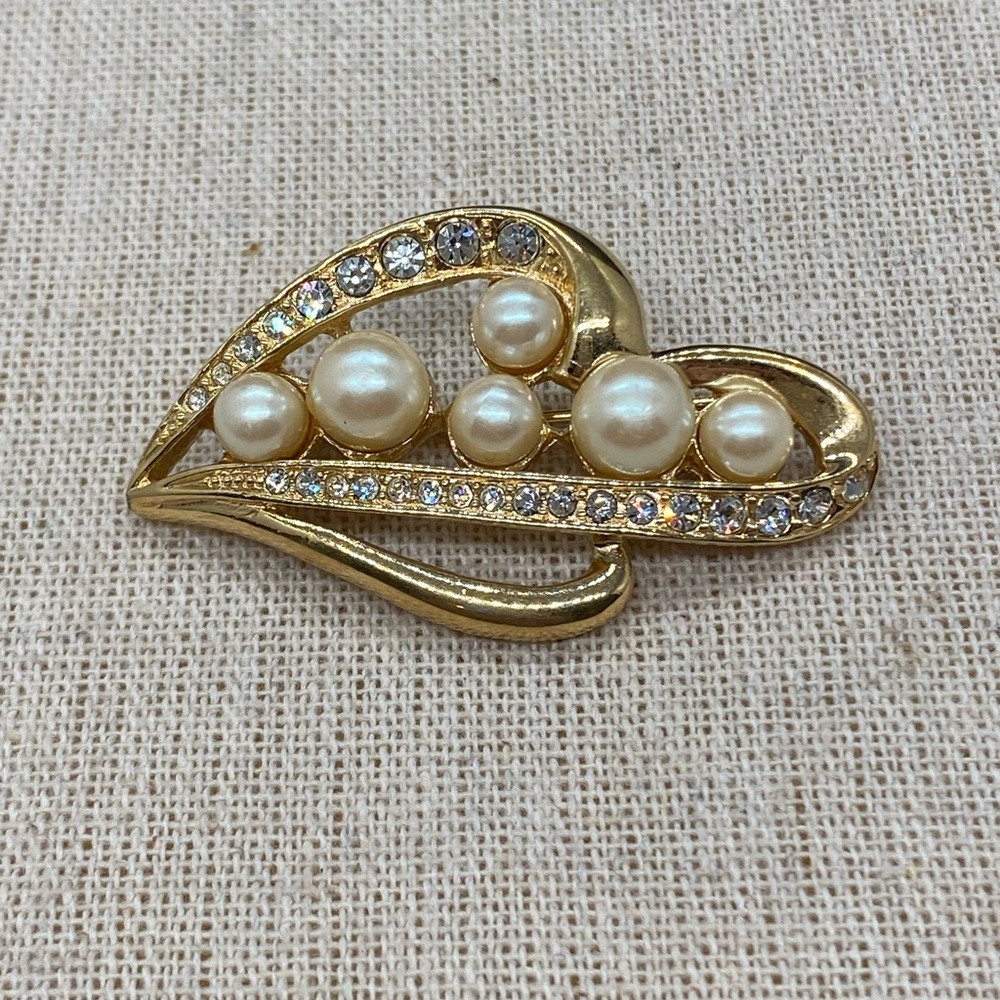 Vintage Signed Richelieu Brooch Pin Goldtone Metal Faux Pearls Rhinestones